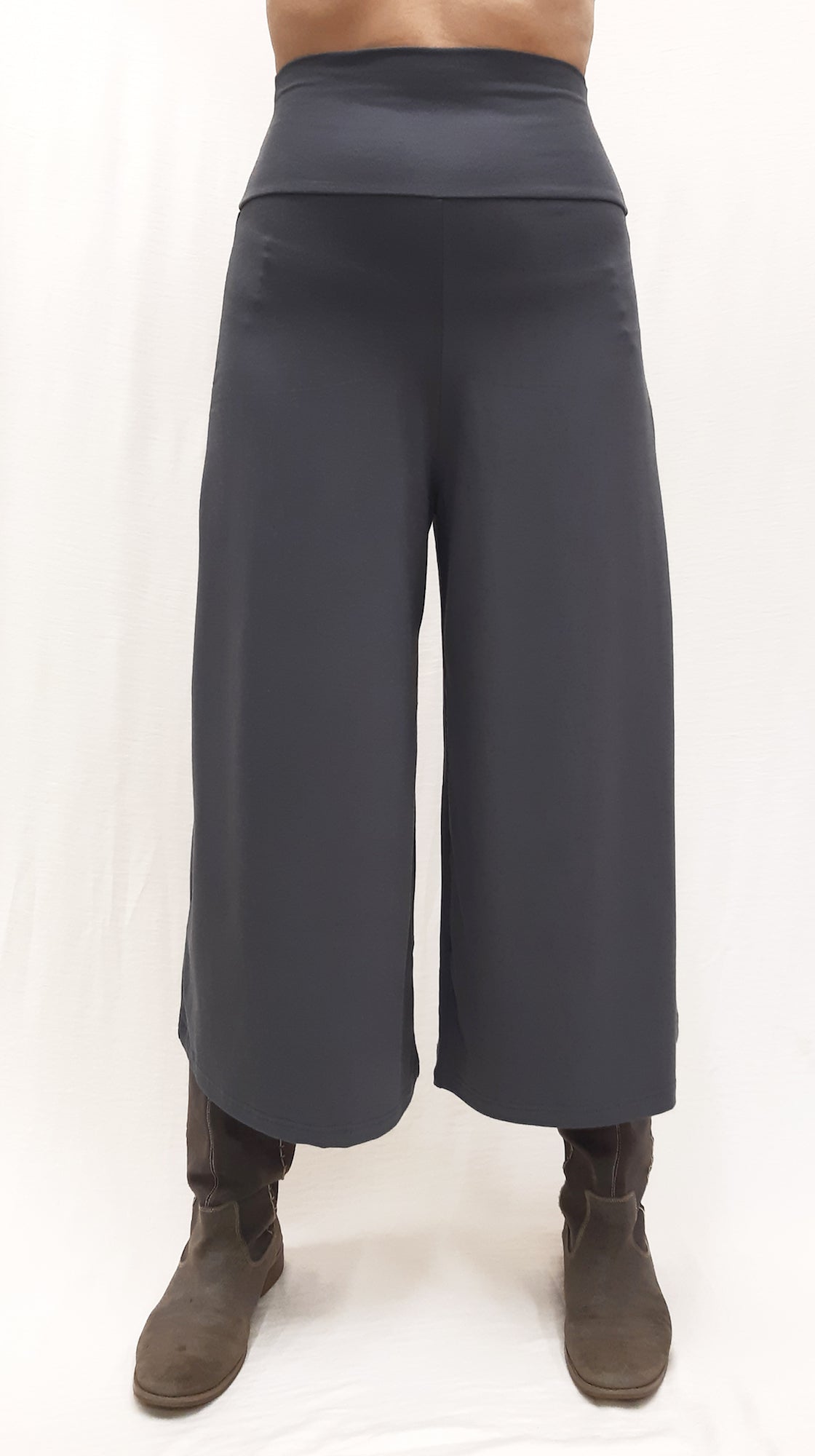 Bamboo Xtra Wide 25" Long Capri Pant - Dark Shadow/Black